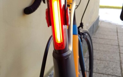 Luce posteriore led ApaceVision GuardG3X - accesa